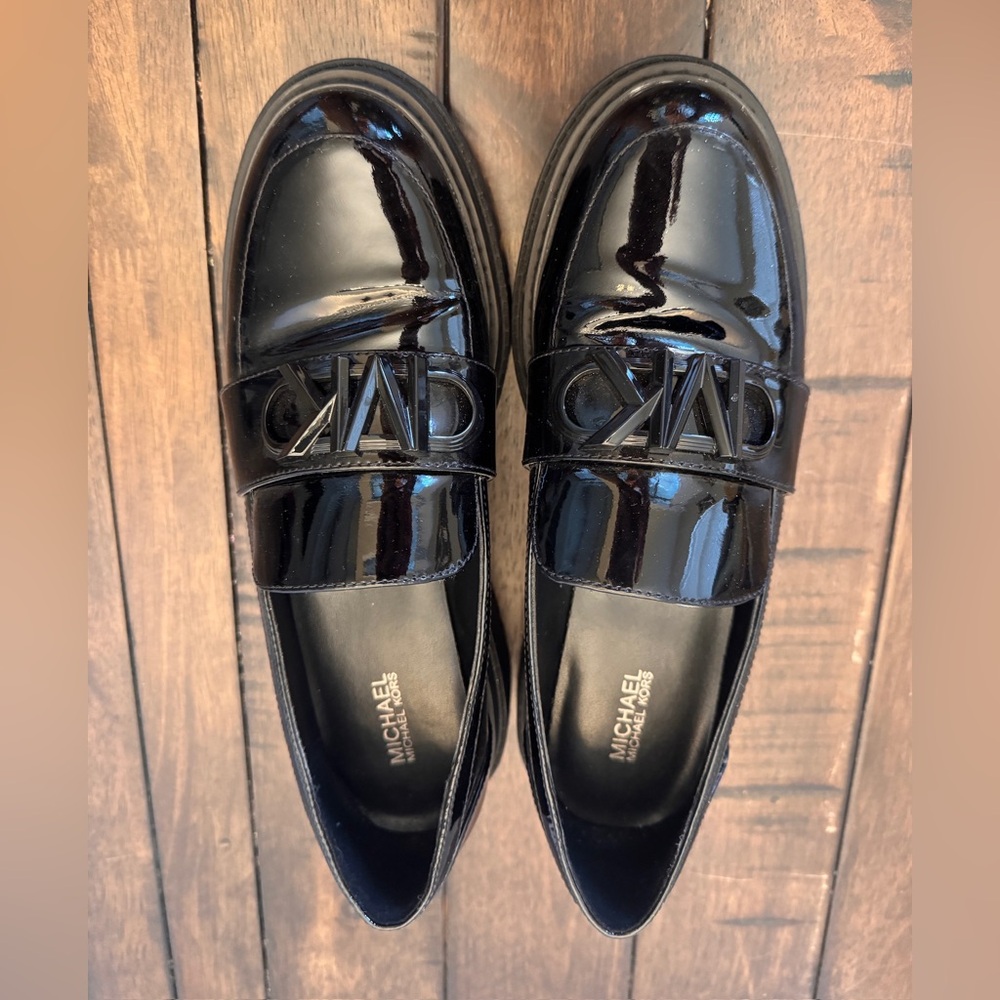 MICHAEL KORS Women's Black Patent Parker Lug Empire MK Charm Loafer Shoe Size 7 - Picture 4 of 11